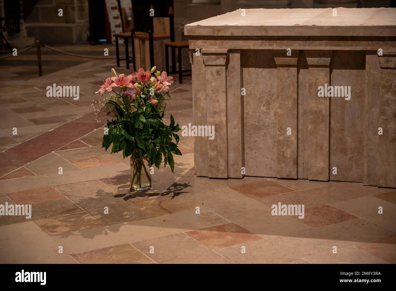 Tragödie und Traurigkeit für den Verlust eines geliebten Menschen. Erinnerung. Rose auf Grabstein Rosa auf Grab. Liebe oder Verlust. Blume auf Gedenkstein. Stockfoto