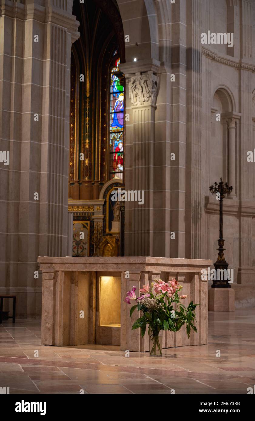 Tragödie und Traurigkeit für den Verlust eines geliebten Menschen. Erinnerung. Rose auf Grabstein Rosa auf Grab. Liebe oder Verlust. Blume auf Gedenkstein. Stockfoto