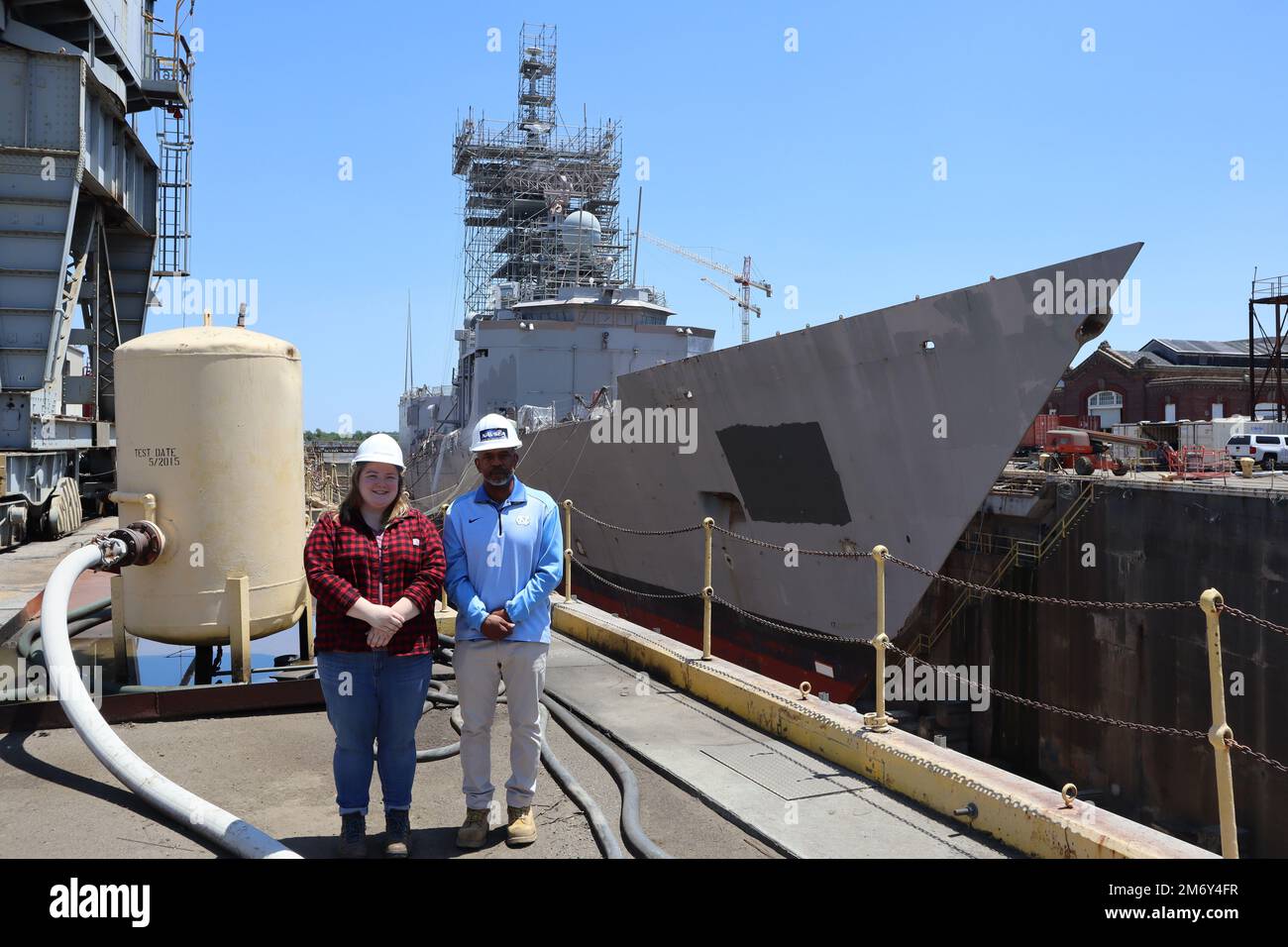Kristen Marshall, ein Ausrüstungsspezialist für Naval Supply Systems Command Weapon Systems Support (NAVSUP WSS) und Jimmy Blocker, NAVSUP WSS-Logistiker, vor dem Schiff, ehemals Oliver Hazard Perry Class Ship, USS Robert G. Bradley (FFG 49), im Mai in Charlestown, South Carolina. Die Teammitglieder unterstützen Naval Sea Systems Command (NAVSEA) und andere Partneragenturen bei der Sanierung eines Schiffes für den Verkauf nach Bahrain. Außendienst Militär, NAVSUP WSS, Naval Supply Systems Command Waffensysteme Support, Navy, Logistikunterstützung, Stockfoto