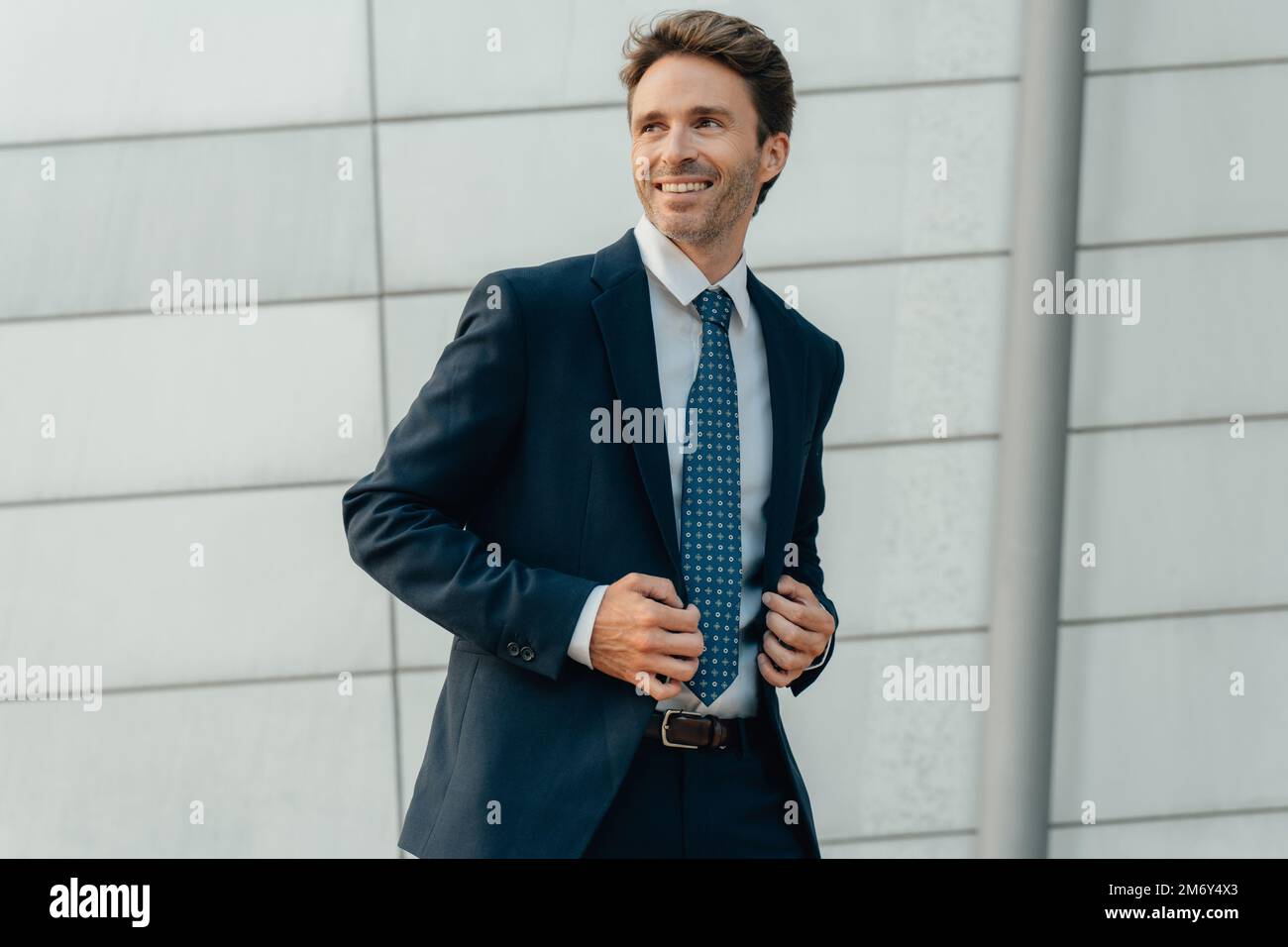 Ein hübsches männliches Model, das sich in einem blauen Anzug posiert. Stockfoto