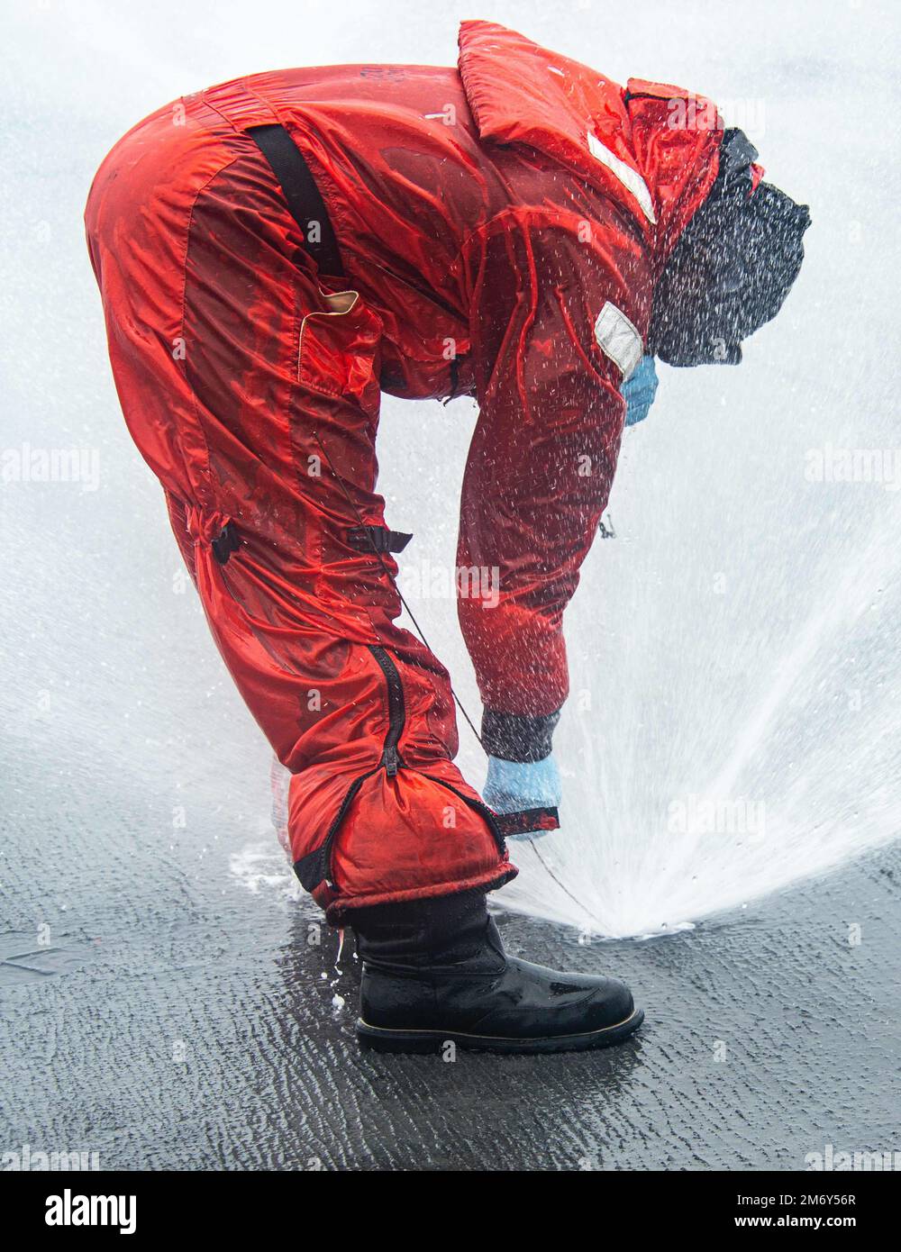 220510-N-DW158-1039 PACIFIC OCEAN (10. Mai 2022) Aviation Boatswain’s Mate (Handling) Airman Jalen Simmons aus Tallahassee, Florida, inspiziert einen abwaschbaren Sprinkler im Cockpit der USA Der einzige nach vorn eingesetzte Flugzeugträger der Navy USS Ronald Reagan (CVN 76), der während eines Tests des Abwaschsystems für Gegenmaßnahmen am Schiff eingesetzt wurde. Das Abwaschsystem für Gegenmaßnahmen wird vor, während und nach einer chemischen Kontamination verwendet, um schädliche Chemikalien oder Agenzien an der Außenseite des Schiffes zu entfernen. Ronald Reagan, das Flaggschiff der Carrier Strike Group 5, ist kampfbereit Stockfoto