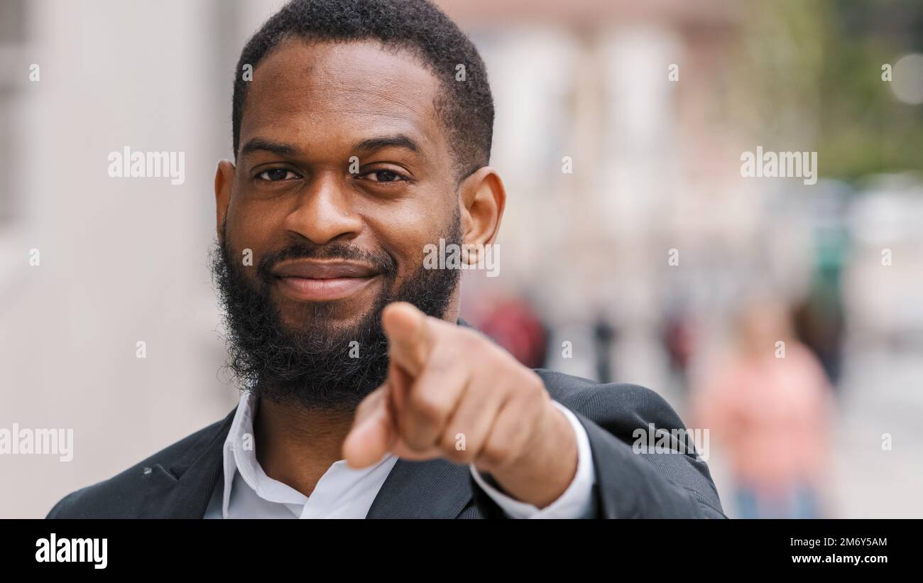 Nahaufnahme eines afroamerikanischen Mannes Unternehmer Arbeitgeber männlicher HR Manager CEO Geschäftsmann in der Stadt draußen zeigt mit Zeigefinger Richtung Stockfoto