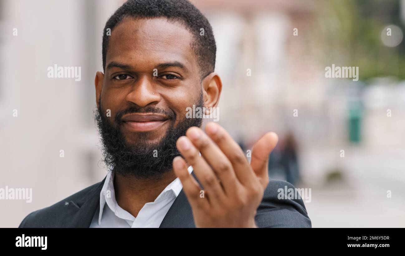 Kopfschuss eines afroamerikanischen Mannes Unternehmer Arbeitgeber männlicher HR Manager CEO Geschäftsmann Einladung zum Kommen Willkommen Handgeste einladen Kandidat auf ein Stockfoto