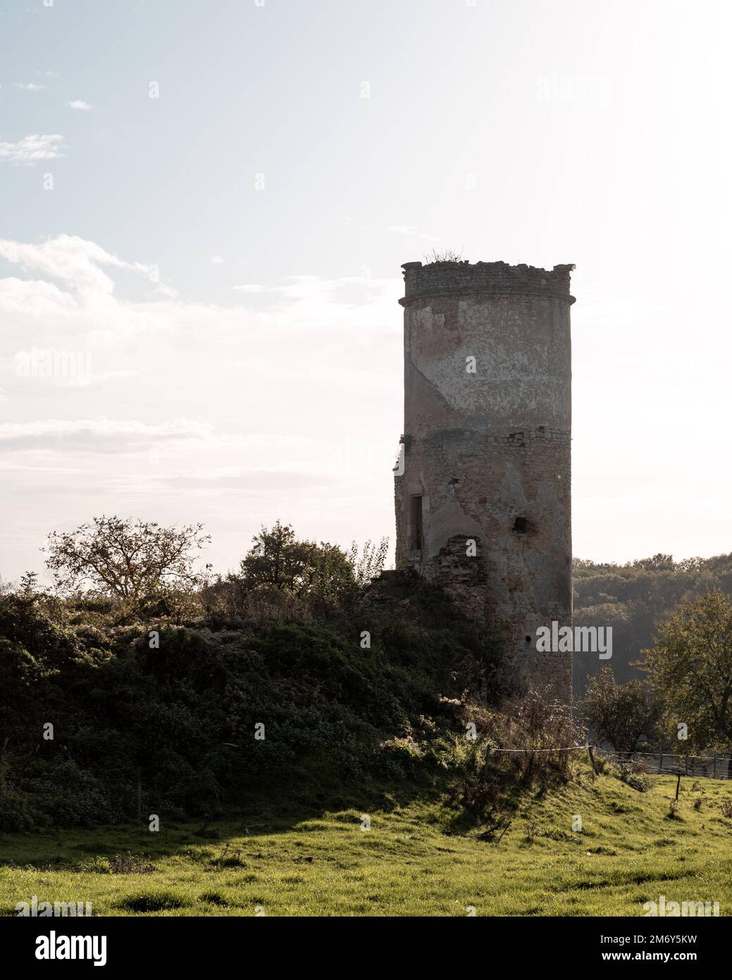 Foto einer verlassenen und zerstörten Burg. Alte, verlassene Burg. Eine zerstörte Festung auf Französisch. Bourgogne Stockfoto
