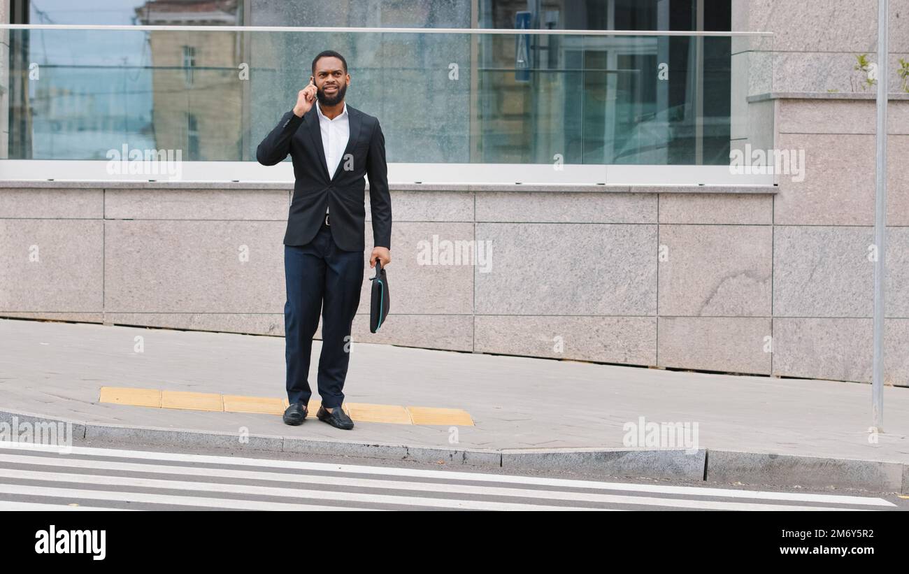 Afroamerikanischer Mann, ethnischer Geschäftsmann, der telefoniert Anruf annehmen Gespräch mit Smartphone Gespräch mit einem Geschäftspartner, der das Angebot diskutiert Stockfoto
