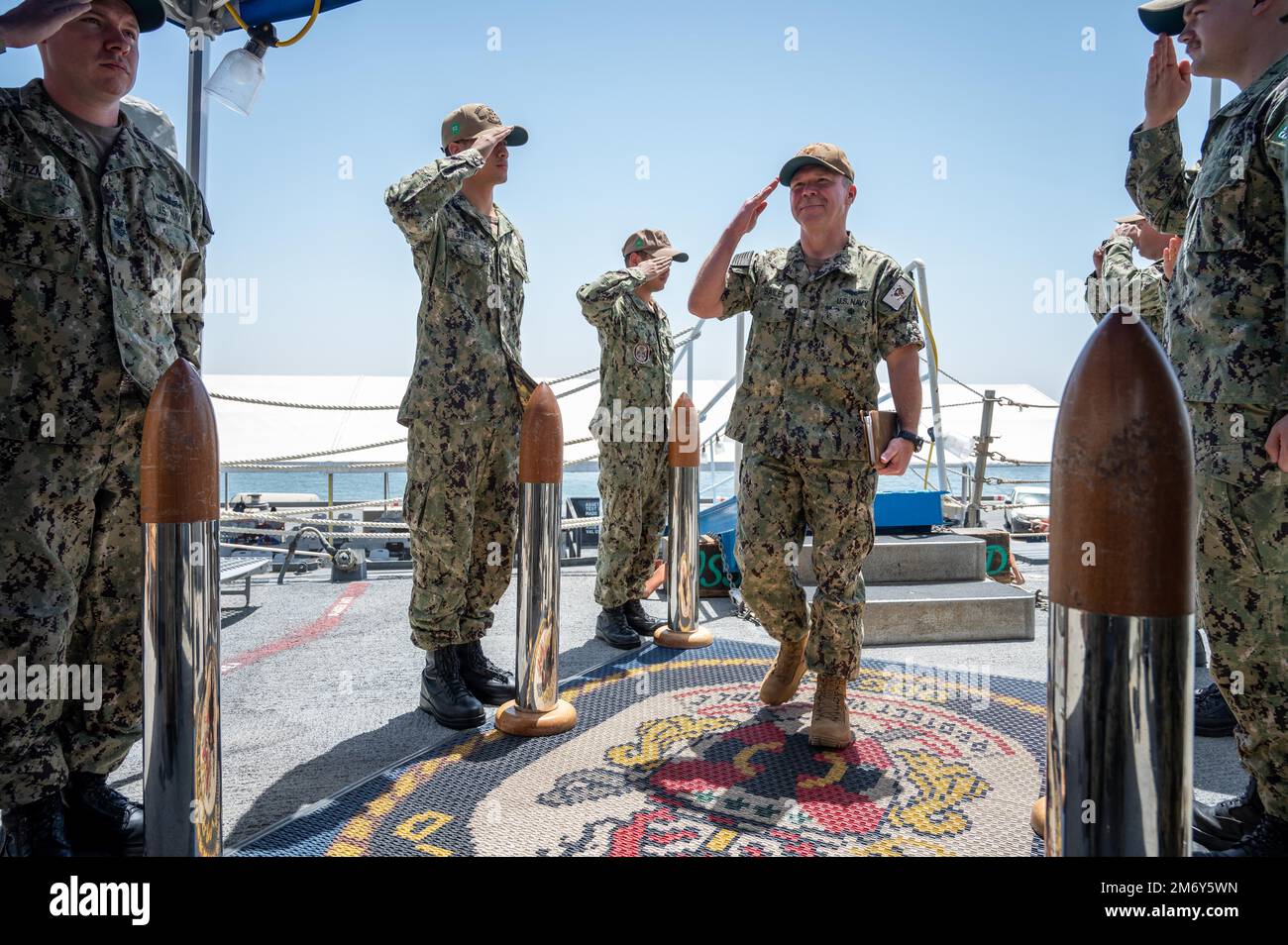 220510-N-OC333-1013 MANAMA, Bahrain (10. Mai 2022) Hinten-ADM. Sean Bailey, stellvertretender Befehlshaber der USA Marinestreitkräfte, Ankunft an Bord des Guided-Missile-Zerstörers USS Fitzgerald (DDG 62), während Pierside bei Naval Support Activity Bahrain, Mai 10. Fitzgerald wird im US-Flottengebiet 5. eingesetzt, um die Sicherheit und Stabilität des Seeverkehrs im Nahen Osten zu gewährleisten. Stockfoto