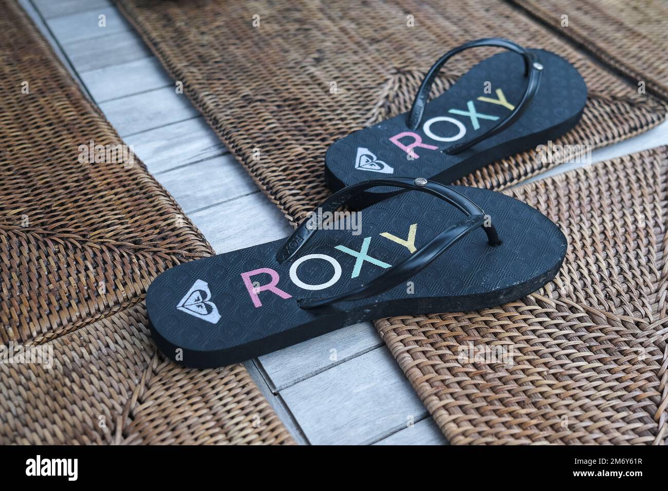 Roxy Flip-Flops auf einem Tisch. Stockfoto