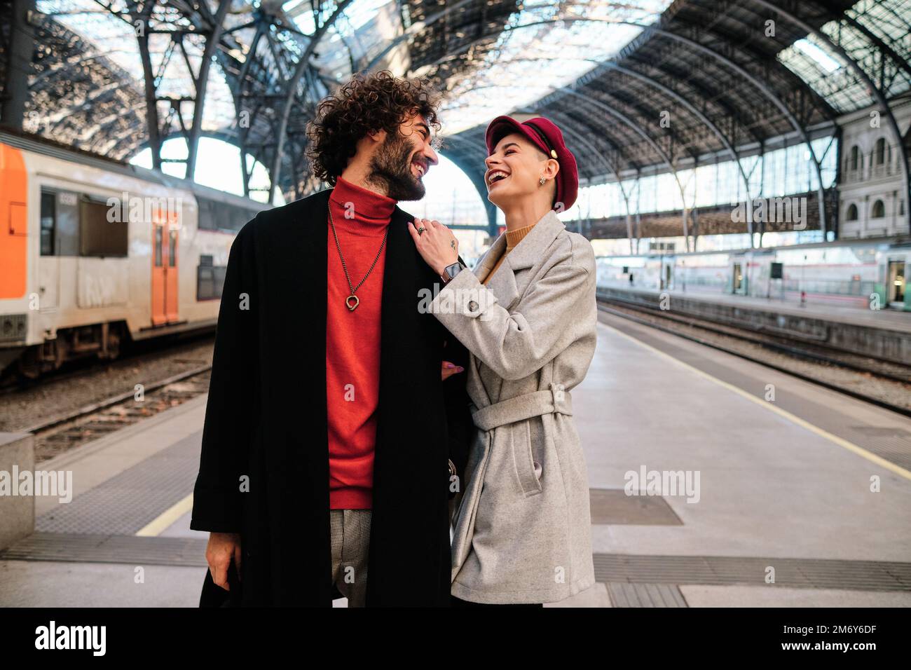 Glückliches Paar auf den Bahnhöfen eines Bahnhofs Stockfoto