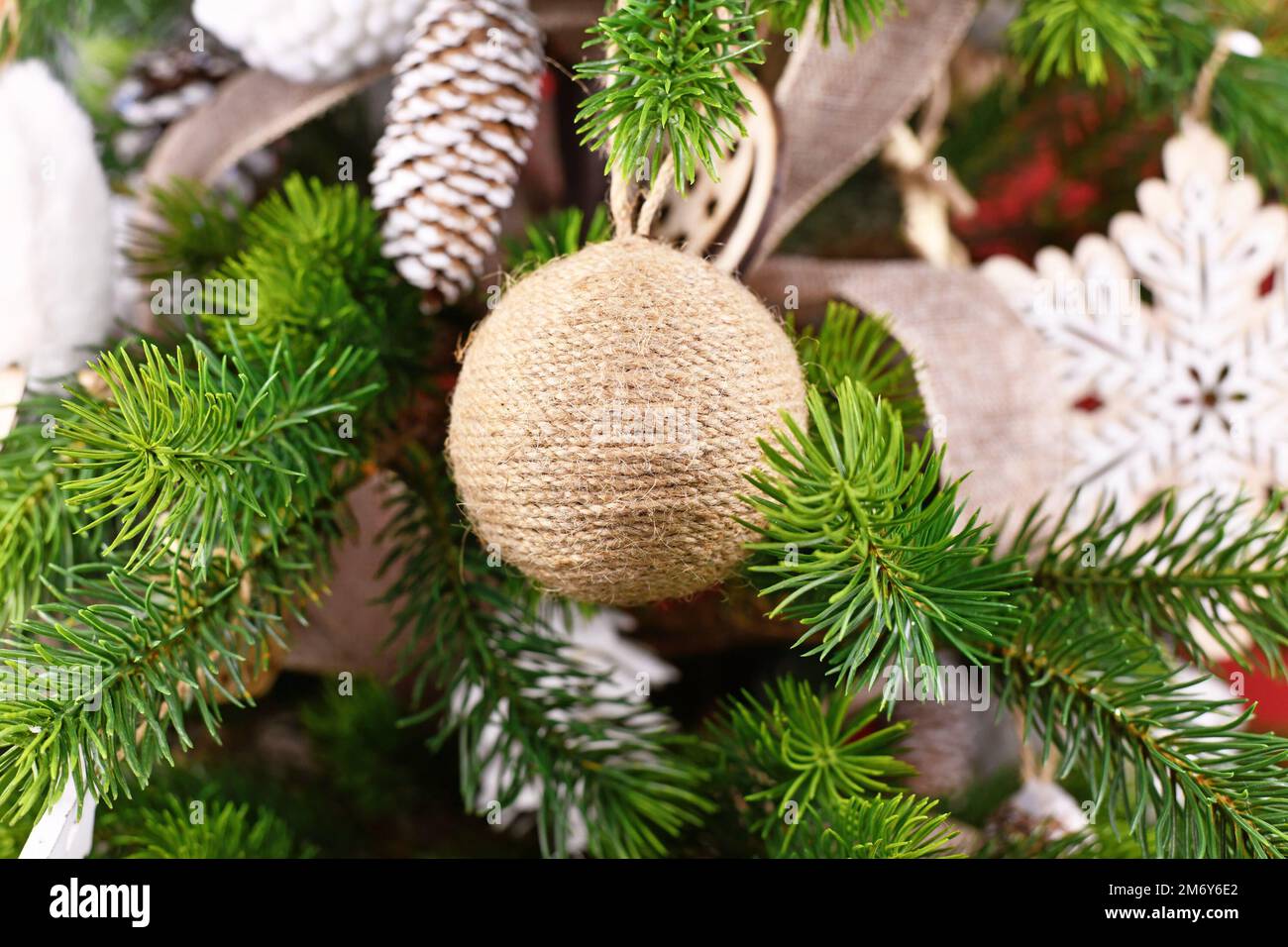 Natürliche Weihnachtsbaumkugel aus beigem und weißem Jute-Seil Stockfoto