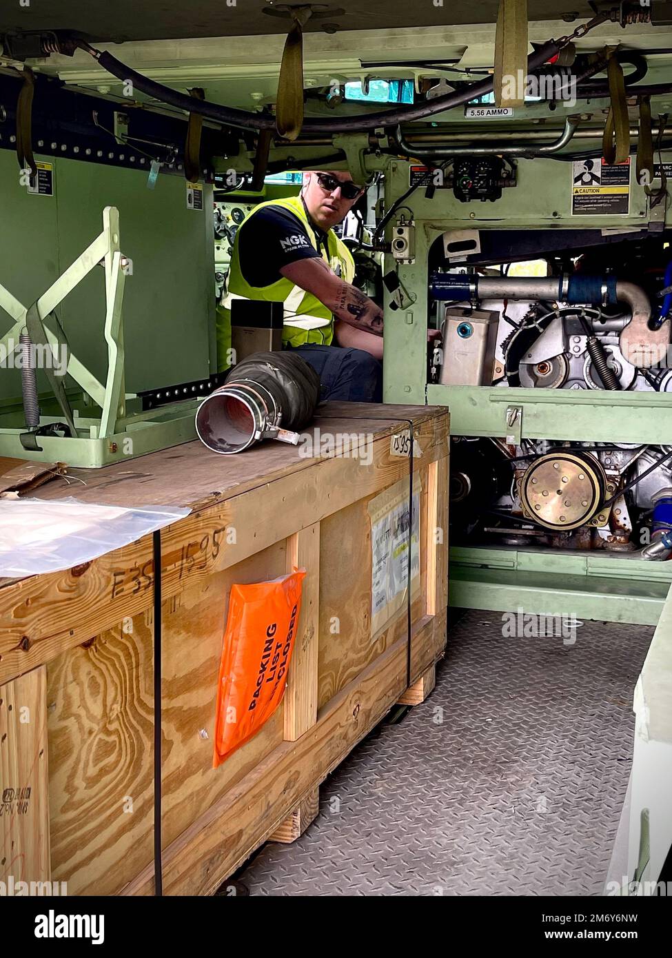 Ein Auftragnehmer des Feldeinsatzbataillons Mannheim inspiziert einen M113-Panzertransporter im Ausrüstungskonfigurations- und Übergabebereich in Lešt“, Slowakei, Mai 4. Die APC, die vom Army Field Support Battalion-Benelux's Army vorpositionierte Baustelle Stock-2 in Eygelshoven (Niederlande) stammte, wurde der 62. Engineer Company, die von Fort Carson (Colorado) aus in die Slowakei entsandt wurde, für DEFENDER-Europe 22 zusammen mit einem vollständigen Bestand an rollendem Material und Ausrüstung ausgestellt. (Foto: Oberstleutnant Miguel Flores) Stockfoto