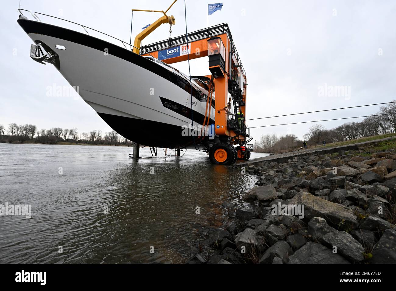 Düsseldorf, Deutschland. 06. Januar 2023. Nach einer dreijährigen Zwangsunterbrechung von der Corona hebt der Messekran „Big Willi“ die 85 Tonnen schwere Yacht Sunseaker 95Y aus dem Rhein. Ab heute wird wieder das Auslaufen der Schiffe für die Messe "Boot Düsseldorf" stattfinden. Die Messe findet dann vom 21. Bis 29. Januar 2023 statt. Die 95 Meter lange Luxusyacht kostet ca. 8.500.000 Euro Kredit: Roberto Pfeil/dpa/Alamy Live News Stockfoto