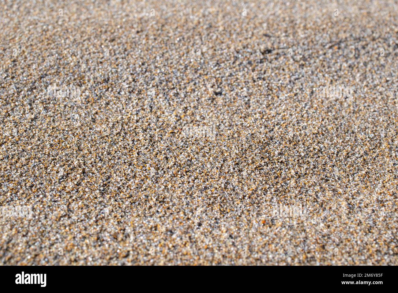 Sandtextur und Hintergrund. Sand am Strand im Hintergrund. Sandstrand für schwarzen Hintergrund. Sand an einem Strand im Sommer. Kopierbereich. Sommerkonzept Stockfoto