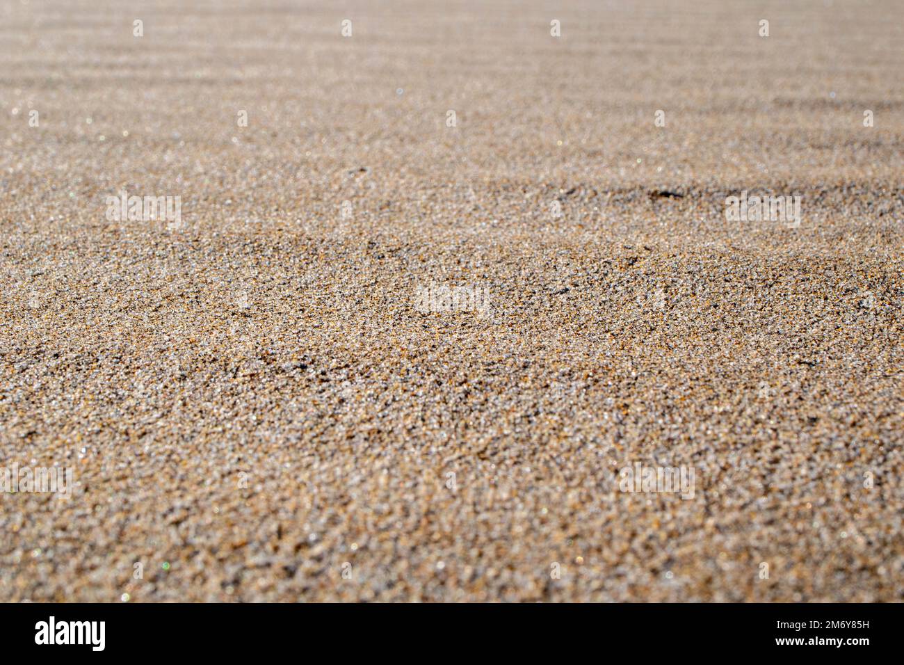 Sandtextur und Hintergrund. Sand am Strand im Hintergrund. Sandstrand für schwarzen Hintergrund. Sand an einem Strand im Sommer. Kopierbereich. Sommerkonzept Stockfoto