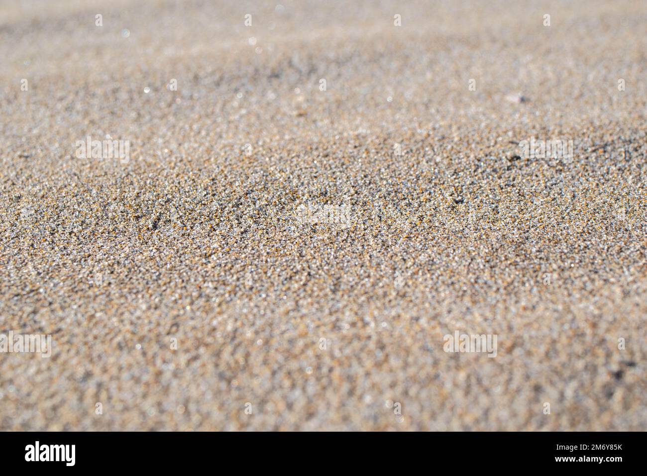 Sandtextur und Hintergrund. Sand am Strand im Hintergrund. Sandstrand für schwarzen Hintergrund. Sand an einem Strand im Sommer. Kopierbereich. Sommerkonzept Stockfoto