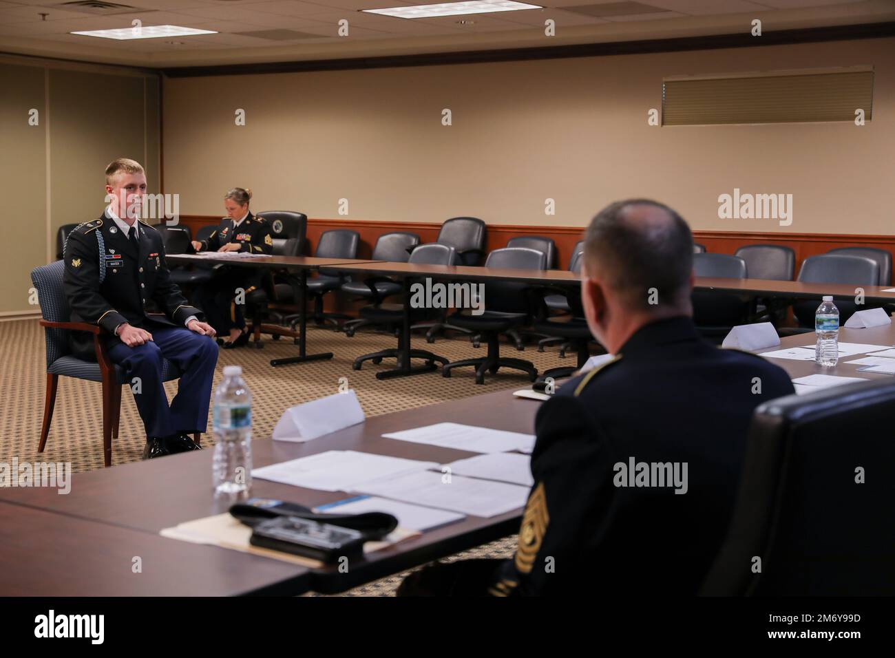 USA Keenan Baxter, Vertreter der Nationalgarde der Georgia Army, sitzt während des Hauptauftritts der Kommandosergeants während des regionalen Bestkriegerwettbewerbs in Camp Blanding, Florida, am 10. Mai 2022 vor der Gruppe hochrangiger, nicht kommissionierter Offiziere. Baxter beantwortete eine Reihe von Fragen, die von jedem Vorstandsmitglied gestellt wurden, um sein allgemeines Wissen über aktuelle Ereignisse, Gebräuche und Höflichkeiten sowie allgemeine Informationen zu testen. Stockfoto