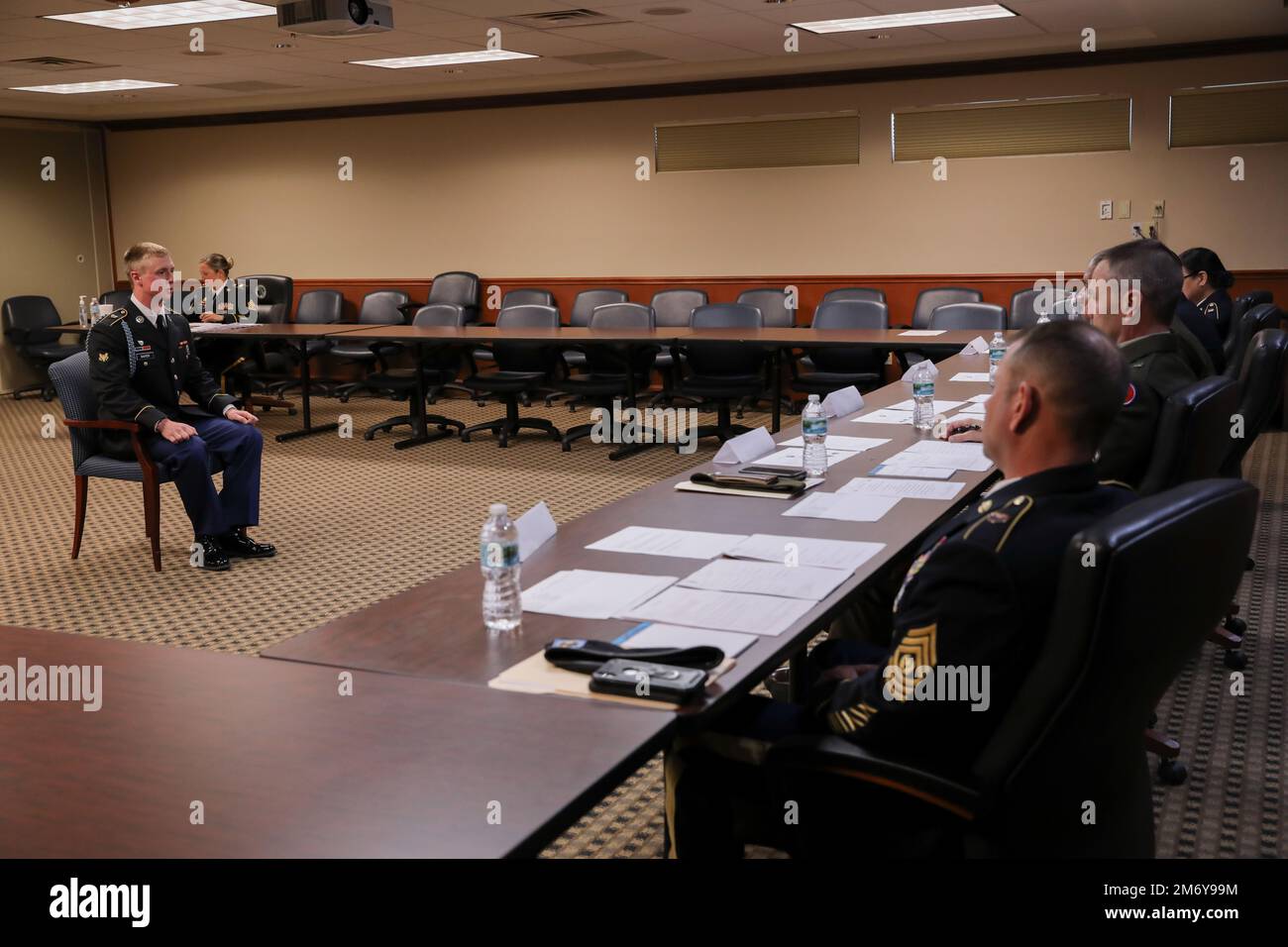 USA Keenan Baxter, Vertreter der Nationalgarde der Georgia Army, wird von einem Panel-Mitglied des Hauptaugenscheins der Kommandosergeants für den Wettbewerb der besten Krieger in Camp Blanding, Florida, am 10. Mai 2022 eine allgemeine, wissensbasierte Frage gestellt. Stockfoto