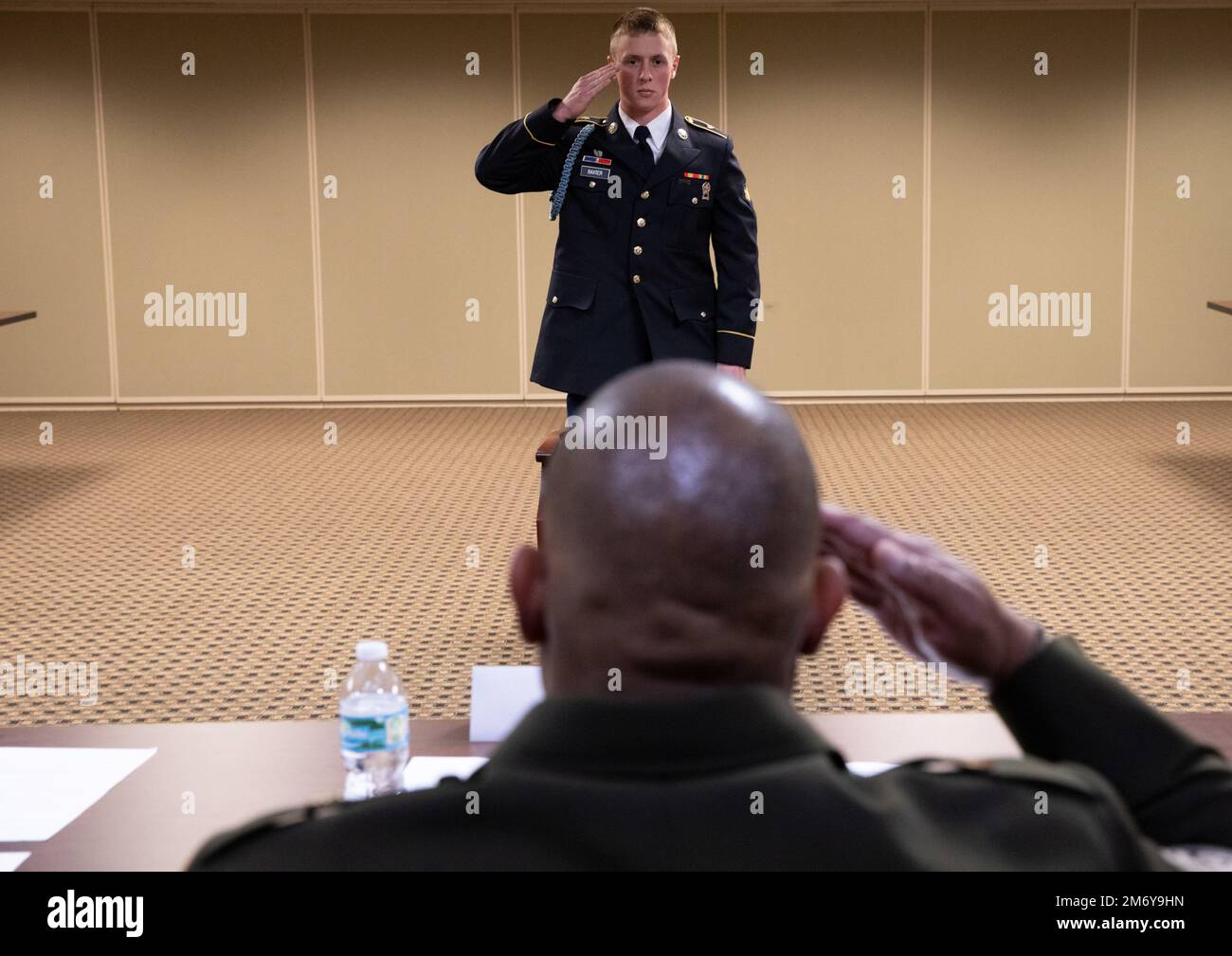 USA Keenan Baxter, Vertreter der Georgia Army National Guard, begrüßt die Gruppe der hochrangigen, nicht kommissionierten Offiziere während des Hauptaugenscheins der Kommandosergeants im Best Warrior Competition in Camp Blanding, Florida, 10. Mai 2022. Damit ist die Vorstandsveranstaltung des Wettbewerbs abgeschlossen. Stockfoto