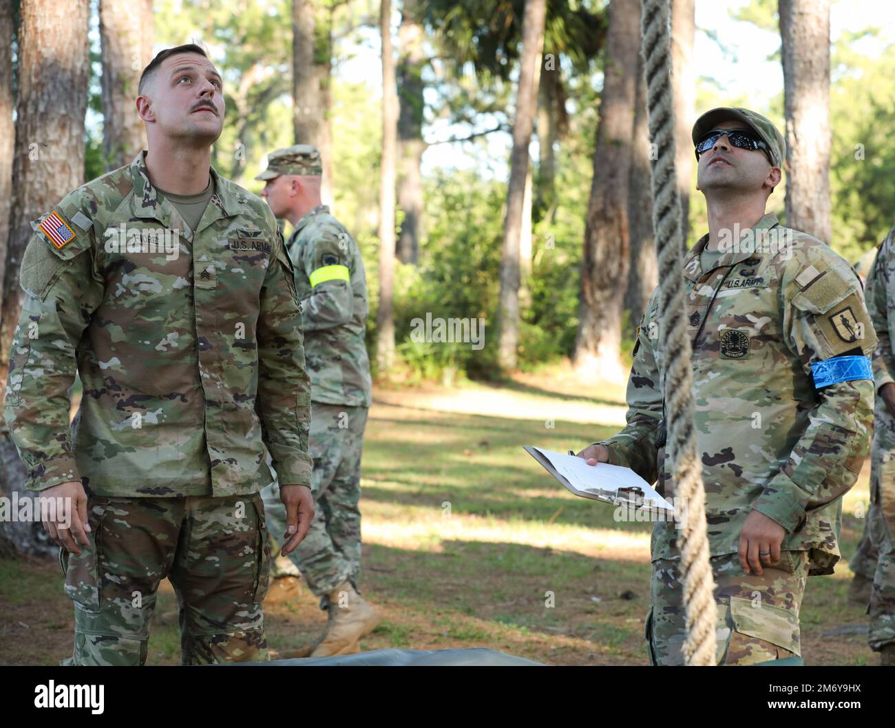 USA Army Sergeant Matthew Fiore, Vertreter der Georgia Army National Guard, beobachtet das erste Hindernis des Air Assualt Konfidenzkurses in Camp Blanding, Florida, 10. Mai 2022. Der regionale Wettbewerb der besten Krieger hebt die Letalität, Bereitschaft und Fähigkeiten der Nationalgardisten der Armee in der gesamten südöstlichen Region hervor. Stockfoto