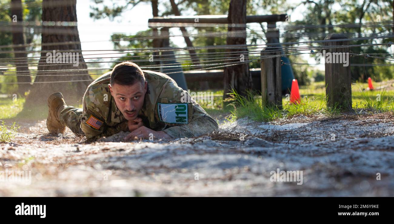 USA Army Sergeant Matthew Fiore repräsentiert die Georgia Army National Guard, Low Crawls während des Air-Assault-Konfidenzkurses in Camp Blanding, Florida, 10. Mai 2022. Fiore trainierte monatelang zweimal täglich, um sicherzustellen, dass er in der richtigen körperlichen Verfassung für die Konkurrenz war. Stockfoto