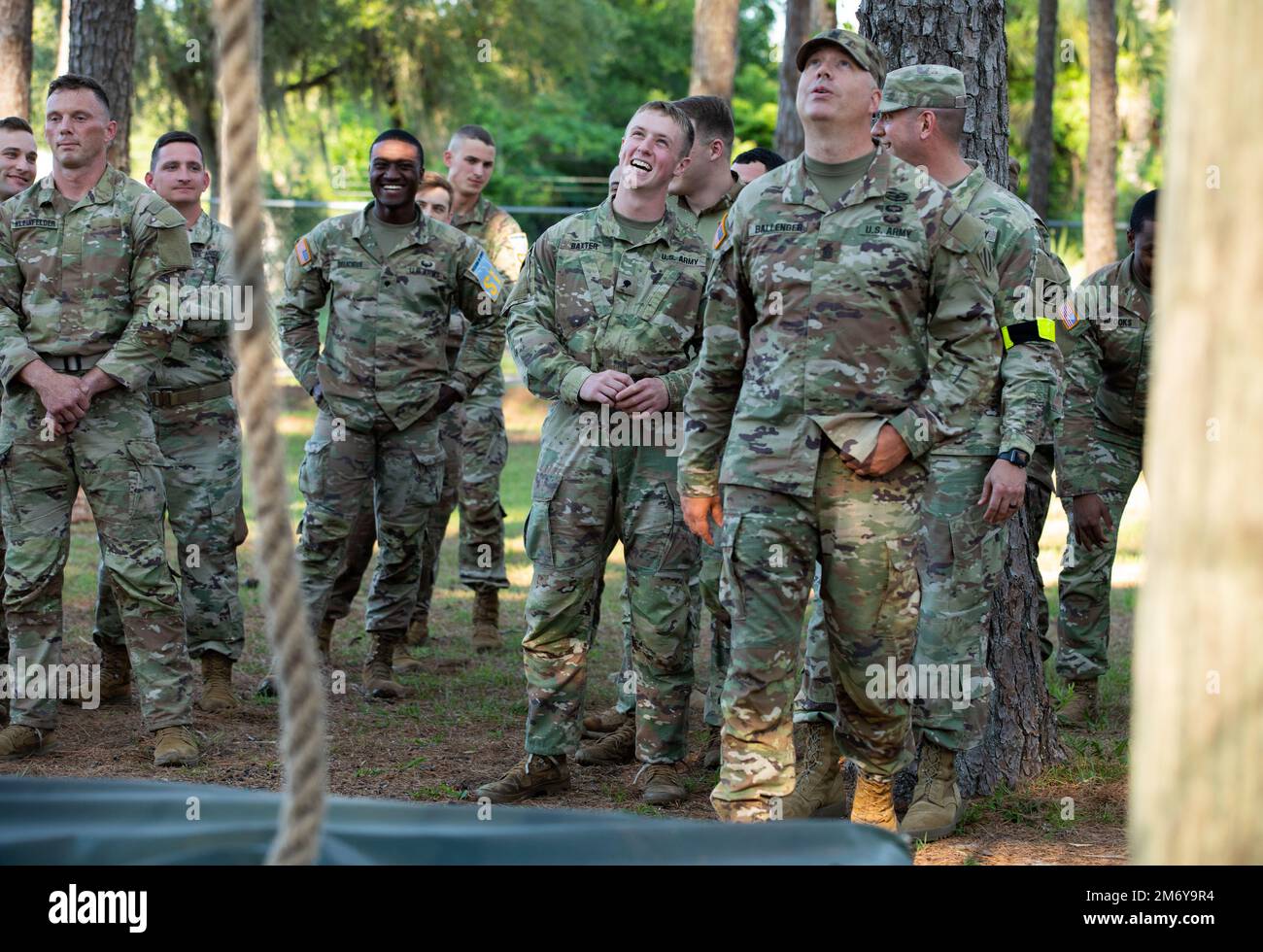 USA Keenan Baxter, Vertreter der Georgia Army National Guard, beobachtet das erste Hindernis auf dem Air Assualt Confidence Course im Rahmen des Wettbewerbs der besten Krieger in Camp Blanding, Florida, 10. Mai 2022. Der regionale Wettbewerb der besten Krieger unterstreicht die Letalität, Bereitschaft und Fähigkeiten des Army National Guardsman im Südosten der Region. Stockfoto