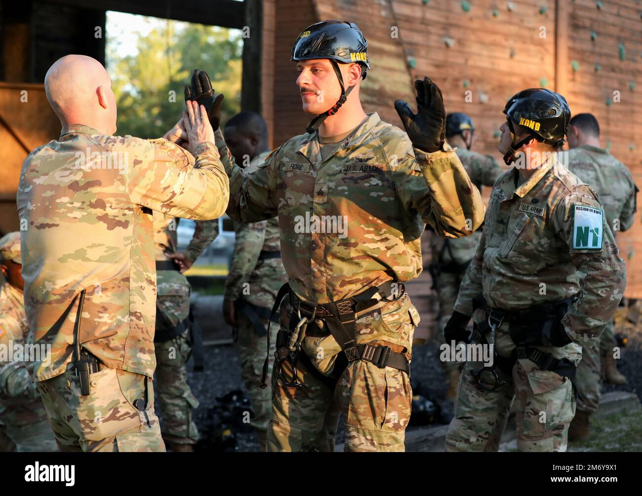 USA Army Sgt. Matthew Fiore, Vertreter der Georgia Army National Guard, steht, während ein Ausbilder seine Ausrüstung überprüft, bevor er den Schutzturm im Rahmen des Wettbewerbs der besten Krieger in Camp Blanding, Florida, am 10. Mai 2022 besteigt. Sicherheitskontrollen sind ein wesentlicher Teil der Mission, um Risiken zu mindern. Stockfoto