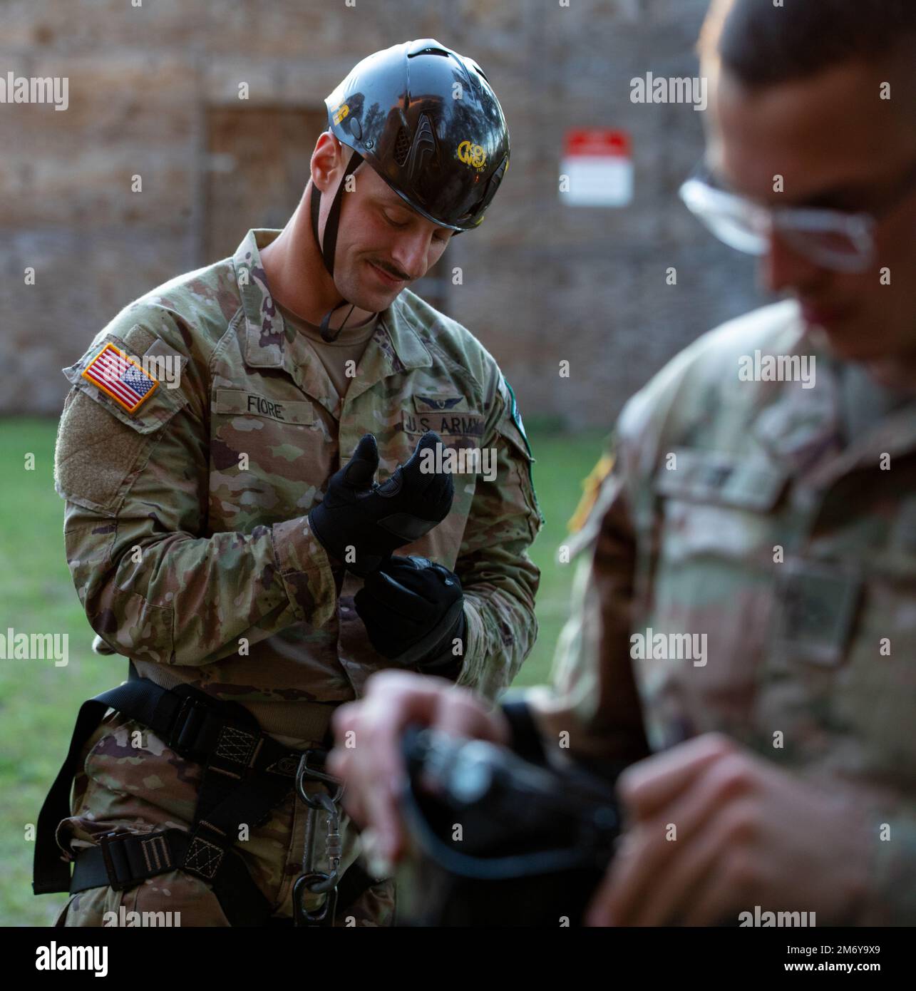 USA Army Sgt. Matthew Fiore, Vertreter der Georgia Army National Guard, zieht seine Handschuhe an, um den abstoßenden Teil des Wettbewerbs der Besten Krieger in Camp Blanding, Florida, am 10. Mai 2022 abzuschließen. Der regionale Wettbewerb der besten Krieger unterstreicht die Letalität, Bereitschaft und Fähigkeiten des Army National Guardsman im Südosten der Region. Stockfoto