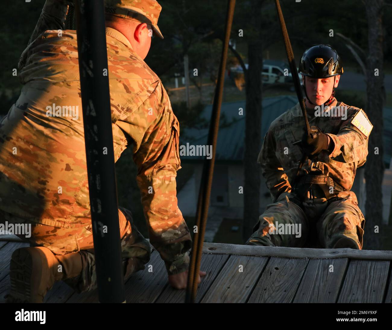 USA Keenan Baxter, Vertreter der Nationalgarde der Georgia Army, lehnt sich zurück, um vom Abwehrturm abzusteigen, als Teil des Wettbewerbs der Besten Krieger in Camp Blanding, Florida, 10. Mai 2022. Der Wettbewerb „Bester Krieger“ besteht aus verschiedenen Tests, die einzigartige Fähigkeiten eines gut ausgebildeten Soldaten herausfordern. Stockfoto