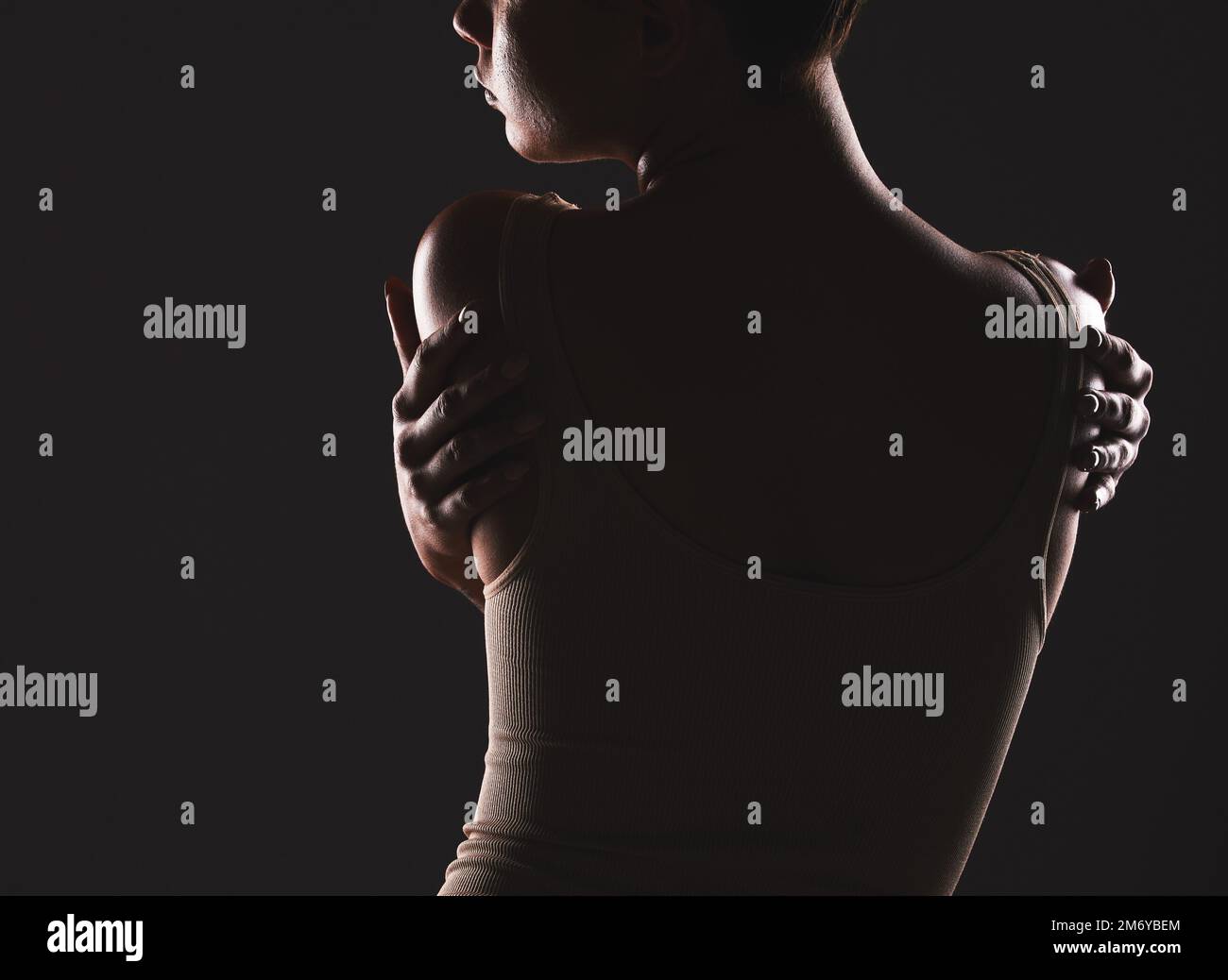 Schönheit, Rücken und Dunkel mit einer Modelfrau, die im Studio auf schwarzem Hintergrund posiert, für künstlerische Körperpositivität. Wellness, Gesundheit und Kunst mit einem Jungen Stockfoto