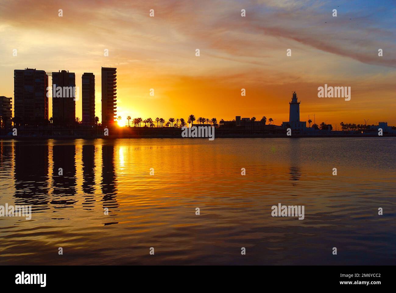 Der Leuchtturm „La Farola“ bei Sonnenaufgang, Malaga, Andalusien, Spanien Stockfoto