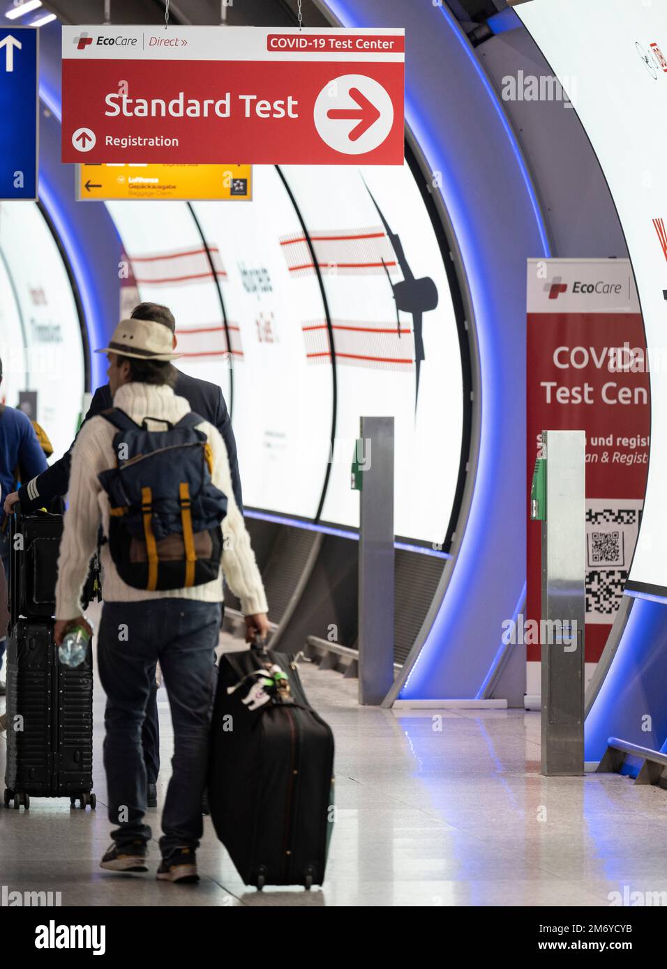 06 Januar 2023 Hessen Frankfurt Main Passagiere Gehen An Einem 06-januar-2023-hessen-frankfurt-main-passagiere-gehen-an-einem