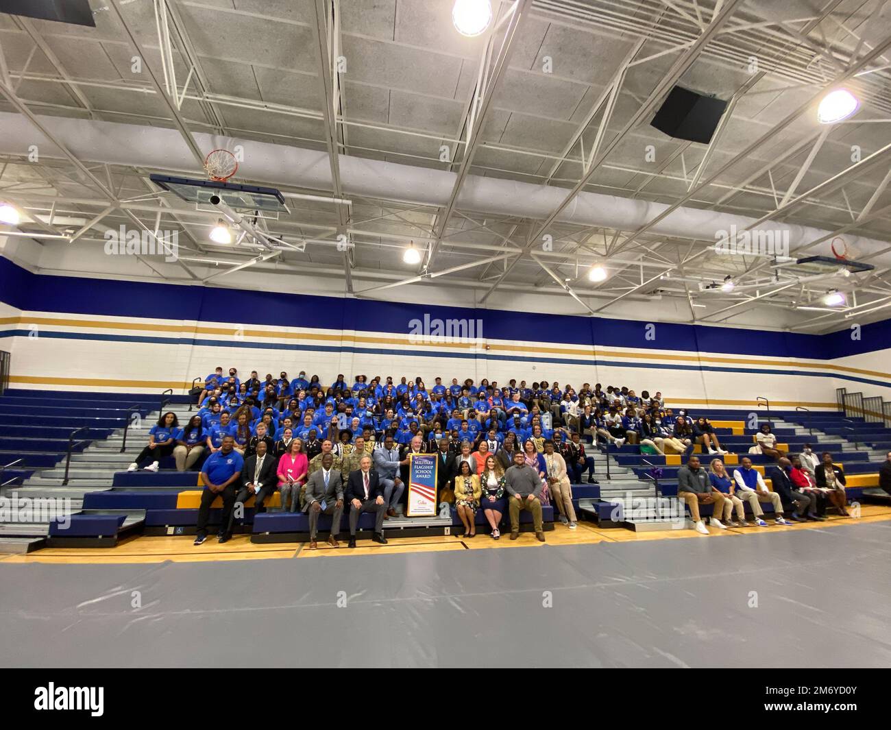 Leiter und Vorstandsmitglieder des Liberty County School Systems, Vertreter von Fort Stewart, der Georgia State Superintendent und Studenten des Bradwell Institute, von denen viele Militärkinder sind, geben sich nach der Zeremonie zur Anerkennung des Bradwell Institute als militärische Flagship School im Mai 10 aus. Stockfoto