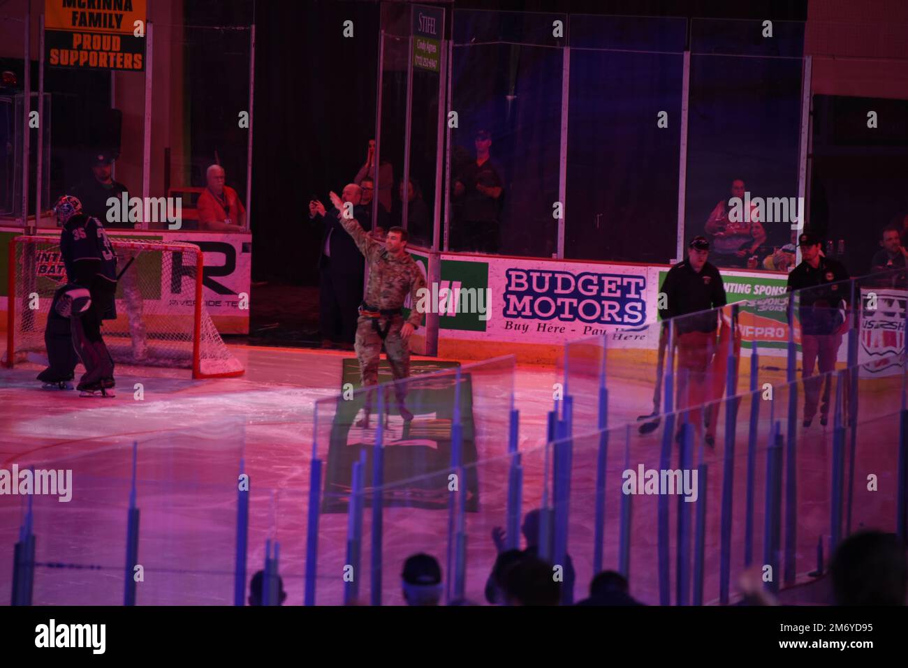 Armeestaftmeister Jamie Koopman winkt der Menge zu, nachdem er sich von der Decke abseilte, um den Puck zu Beginn des Playoff-Treffens der Sioux City Musketeers Western Conference im Tyson Events Center in Sioux City, Iowa, am 10. Mai 2022 zu liefern. Der Soldat der Nationalgarde Iowa wurde beauftragt, den Puck zu liefern, nachdem er zu Beginn der Playoff-Auseinandersetzung der Sioux City Musketeers Hockey Western Conference am Dienstagabend von den Sparren abstieg. Stockfoto