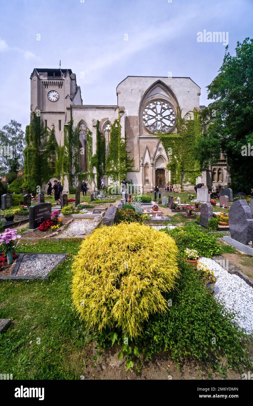 Die westliche Fassade der zerstörten Kirche in Wachau, die auf der anderen Seite des Friedhofs zu sehen ist. Stockfoto