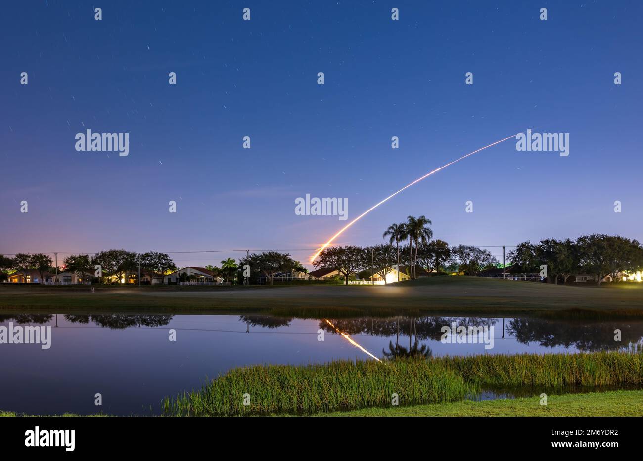 Die Flugbahn zum Mond einer Raumrakete, die von Cape Canaveral in Florida, USA, gestartet wurde Stockfoto