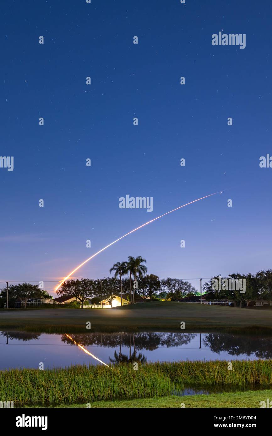 Die Flugbahn zum Mond einer Raumrakete, die von Cape Canaveral in Florida, USA, gestartet wurde Stockfoto