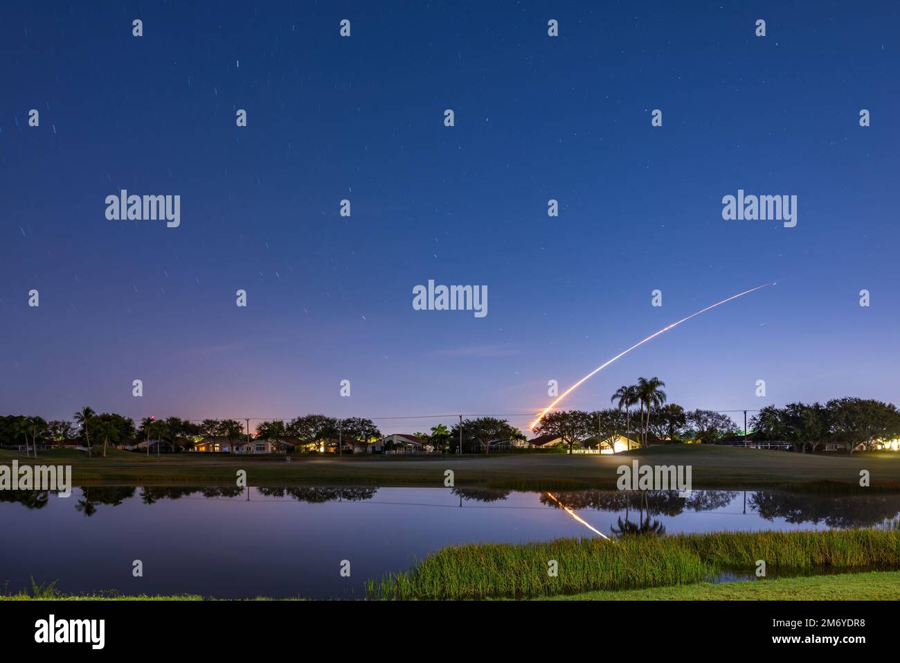 Die Flugbahn zum Mond einer Raumrakete, die von Cape Canaveral in Florida, USA, gestartet wurde Stockfoto