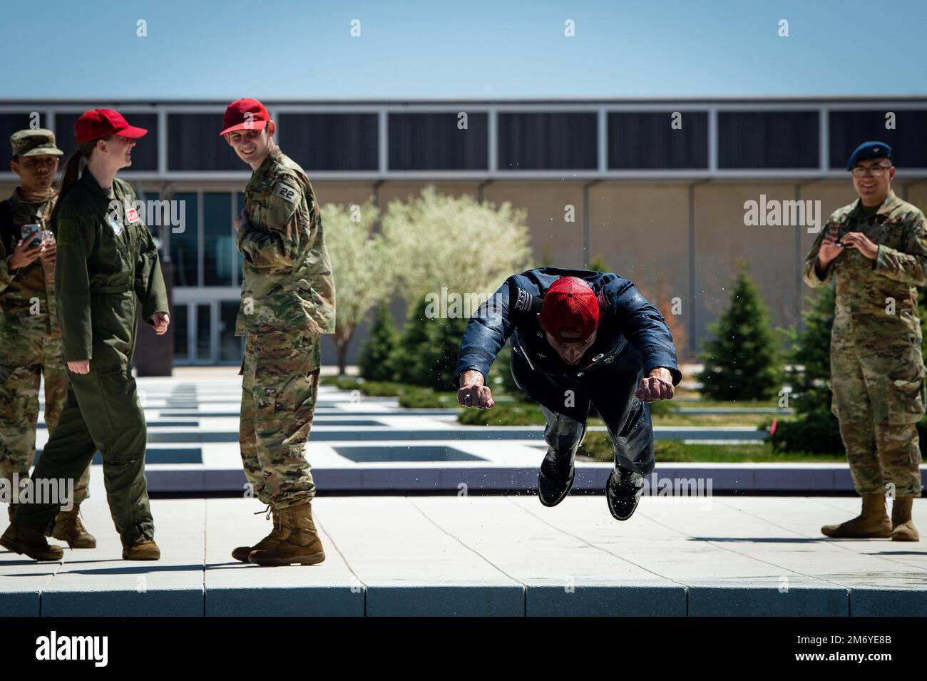 USA AIR FORCE ACADEMY, COLORADO -- vor ihrer bevorstehenden Abschlussfeier setzen die Kadetten der Air Force Academy ihre Tradition fort, in die Springbrunnen des Terrazzo Air Garden zu springen, um den Abschluss der Abschlussprüfung am 10. Mai 2022 zu feiern. Stockfoto