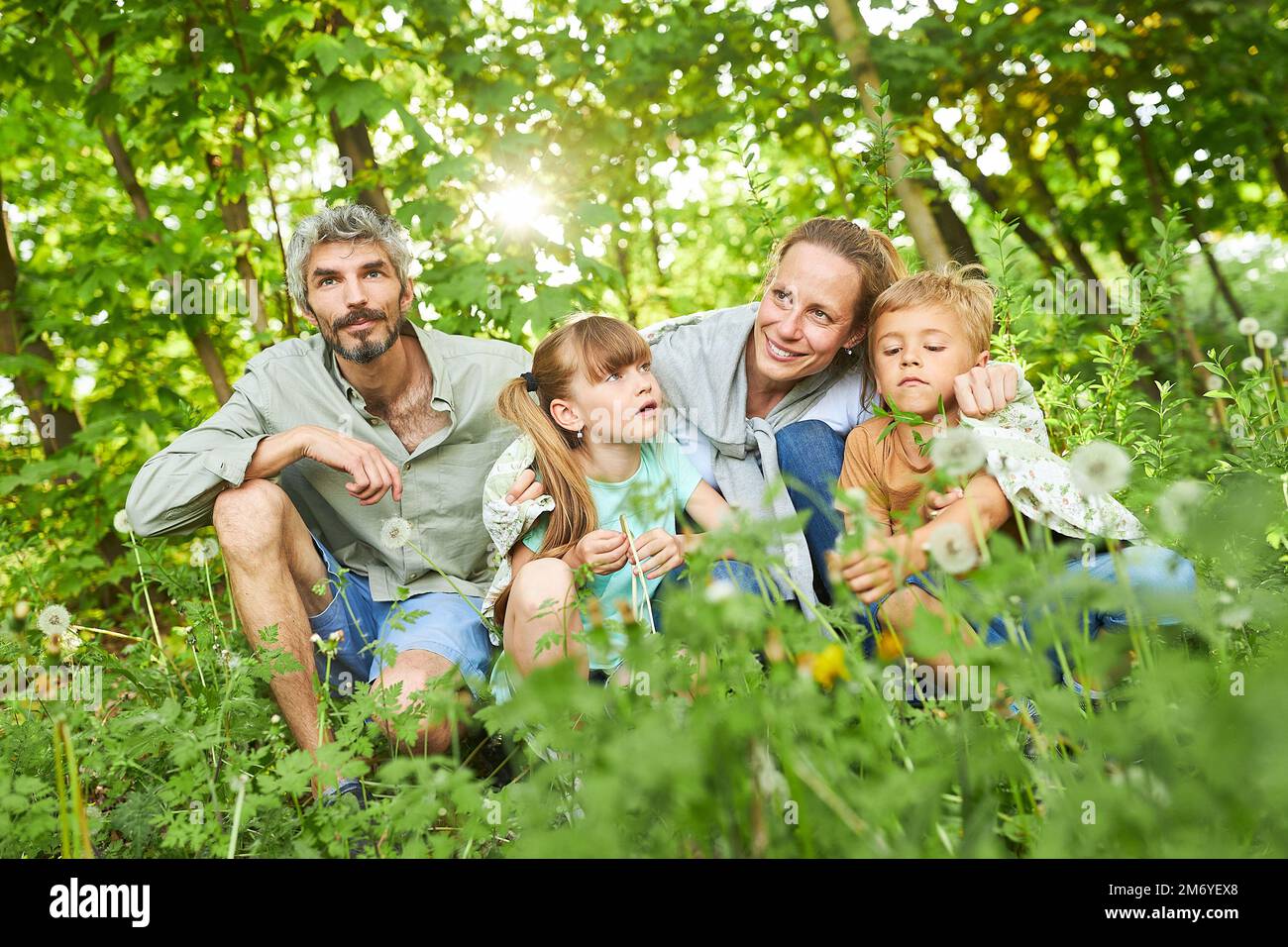 Die Familie verbringt während der Sommerferien Zeit im Wald Stockfoto