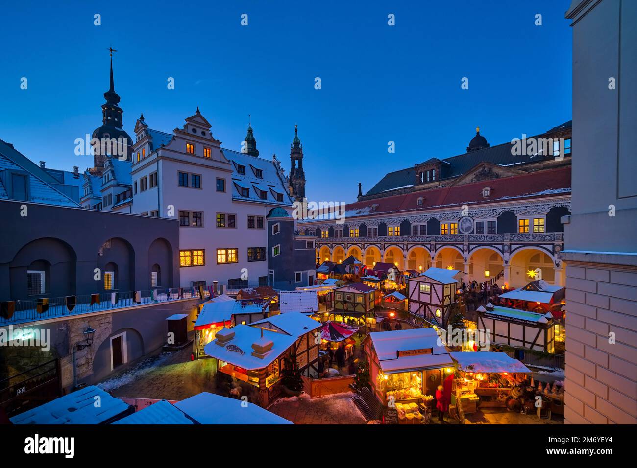 Der mittelalterliche Weihnachtsmarkt im Renaissancestil befindet sich
