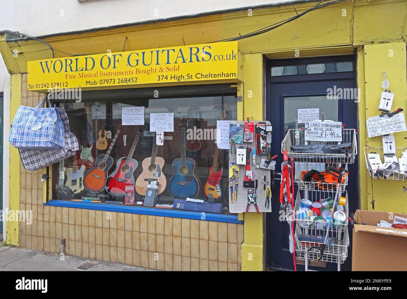Independent Music Instrument Shop, World of Guitars, 374 High St Cheltenham, Gloucestershire, England, Großbritannien, GL50 3JE Stockfoto