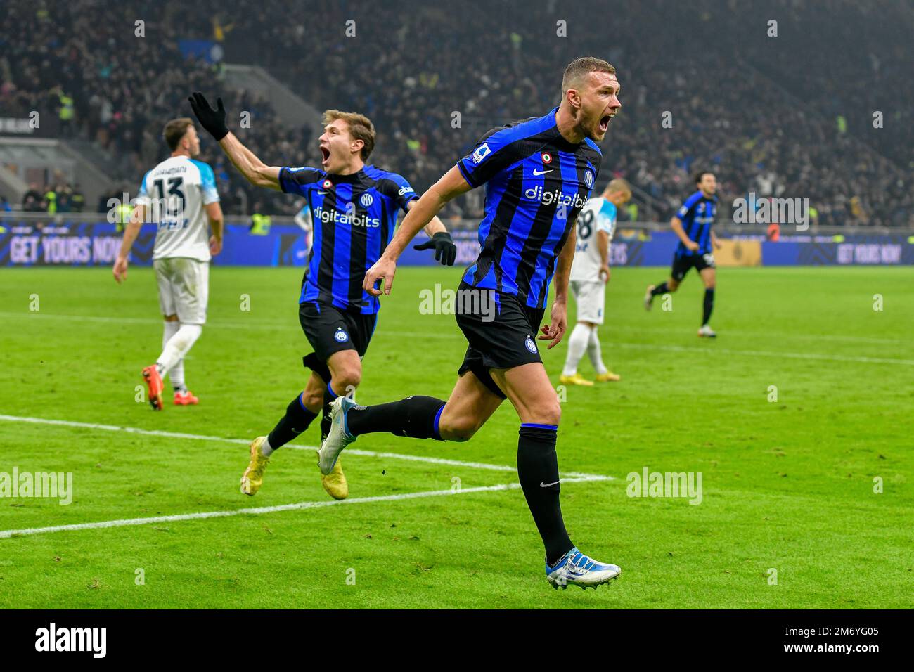 Mailand, Italien. 04., Januar 2023. Edin Dzeko (9) von Inter trifft 1-0 während des Spiels der Serie A zwischen Inter und Neapel bei Giuseppe Meazza in Mailand. (Foto: Gonzales Photo - Tommaso Fimiano). Stockfoto