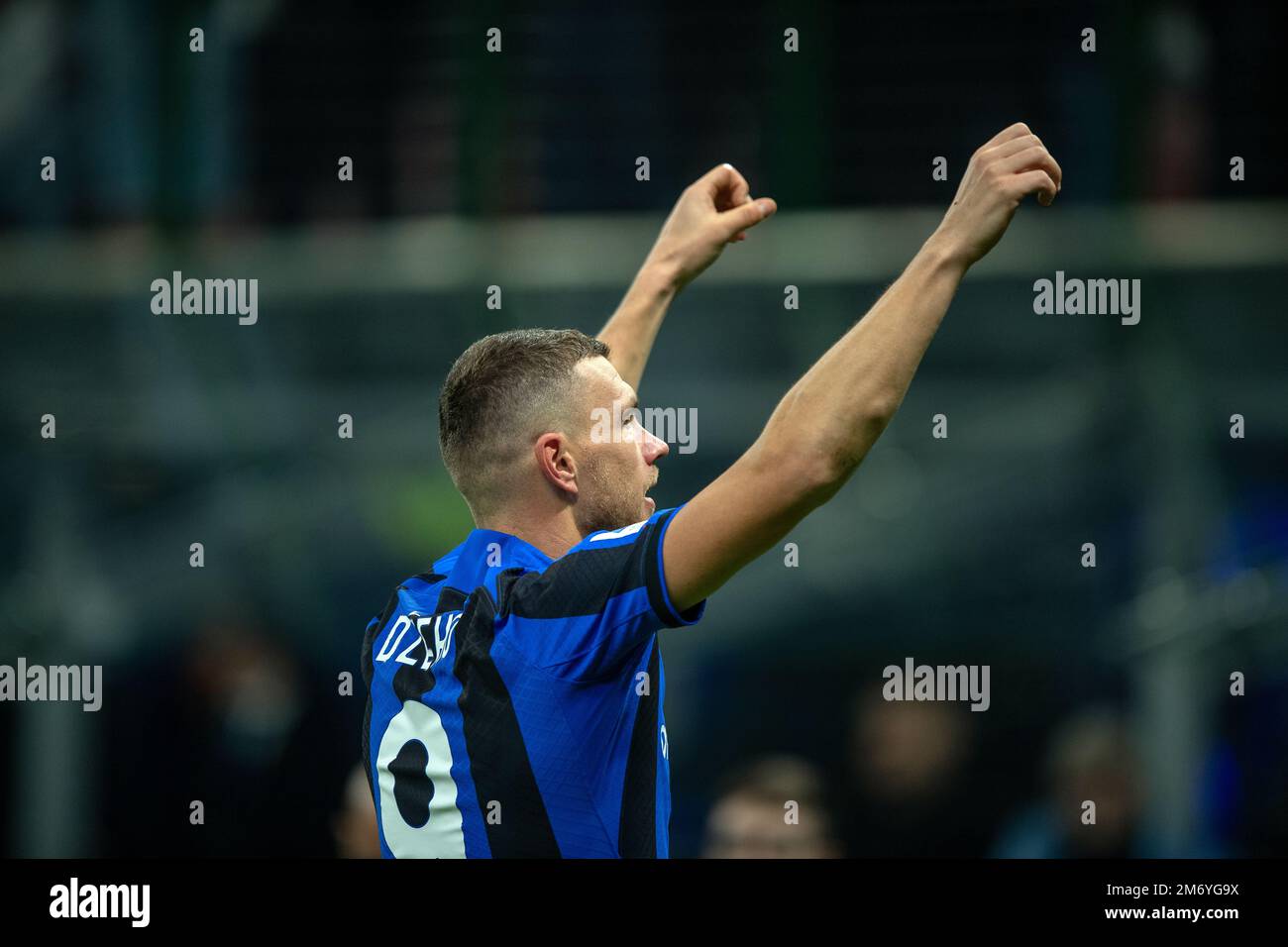 Mailand, Italien. 04., Januar 2023. Edin Dzeko (9) von Inter trifft 1-0 während des Spiels der Serie A zwischen Inter und Neapel bei Giuseppe Meazza in Mailand. (Foto: Gonzales Photo - Tommaso Fimiano). Stockfoto