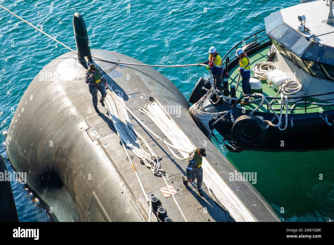 PERTH, Australien (19. April 2022) Royal Australian Navy Collins-Class Submarine HMAS Farncomb (SSG 74) startet vom Emory S. Land-Class Submarine tender USS Frank Cable (AS 40), 19. April 2022. Frank Cable ist auf Patrouille und führt expeditionäre Wartungs- und Logistikarbeiten zur Unterstützung der nationalen Sicherheit im US-7.-Flottenbereich durch. Stockfoto