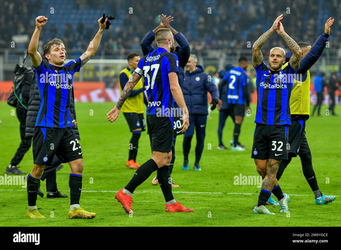 Mailand, Italien. 04., Januar 2023. Nicolo Barella (23), Milan Skriniar (37) und Federico Dimarco (32) von Inter feiern den Sieg von 1-0 nach dem Spiel der Serie A zwischen Inter und Neapel bei Giuseppe Meazza in Mailand. (Foto: Gonzales Photo - Tommaso Fimiano). Stockfoto