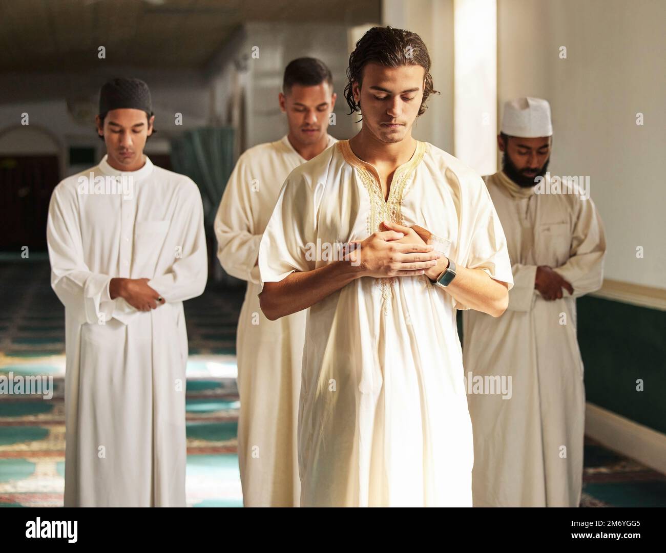 Männer, Moschee und muslimische Gebete an Allah für Religion, ramadan-Karäem und die Verehrung der arabischen Kultur. Eine Gruppe von Menschen betet mit dem islamischen Imam zu Gott Stockfoto