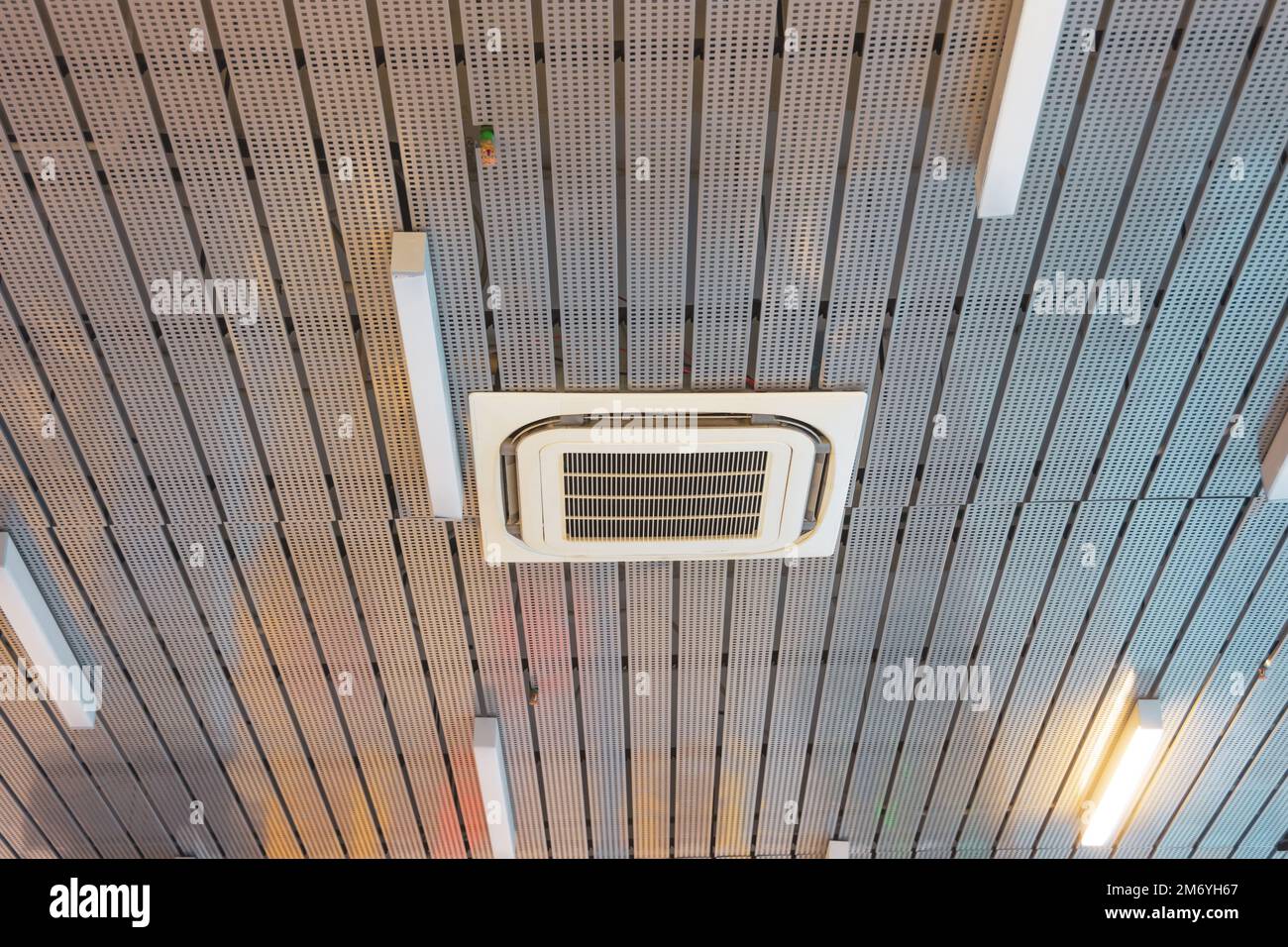 Deckenmontierte Klimaanlage zur Luftzirkulation und Belüftung großer Räume  Stockfotografie - Alamy