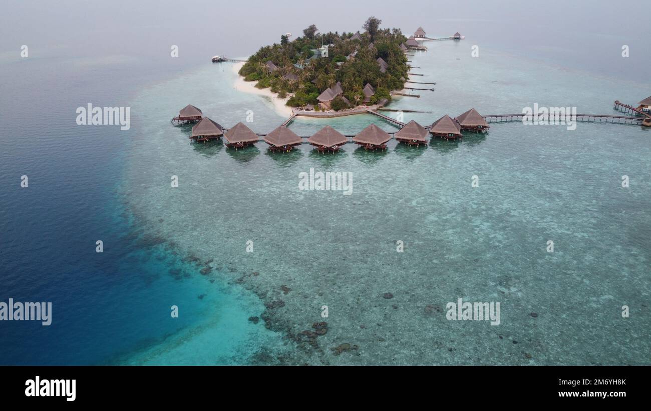 Malediven wunderschöne Drohnen Luftaufnahmen klarer blauer Himmel mit perfektem tropischem Wetter Stockfoto