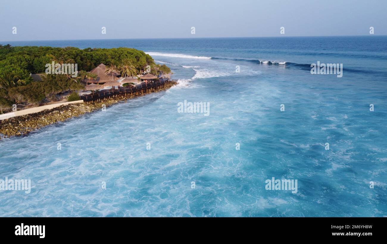 Malediven wunderschöne Drohnen Luftaufnahmen klarer blauer Himmel mit perfektem tropischem Wetter Stockfoto