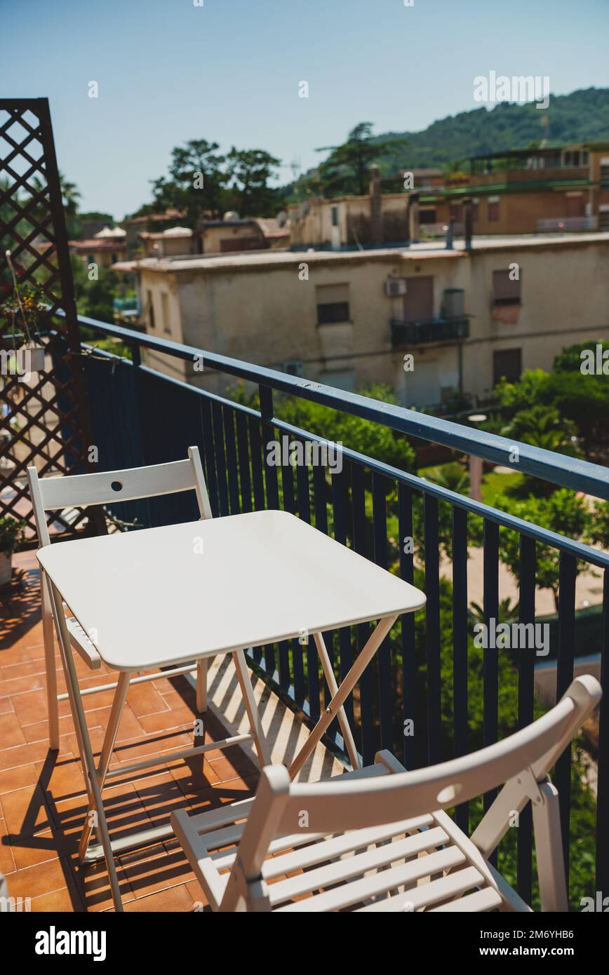 Klassischer Balkon in einem Haus in einem mediterranen Land. Stockfoto
