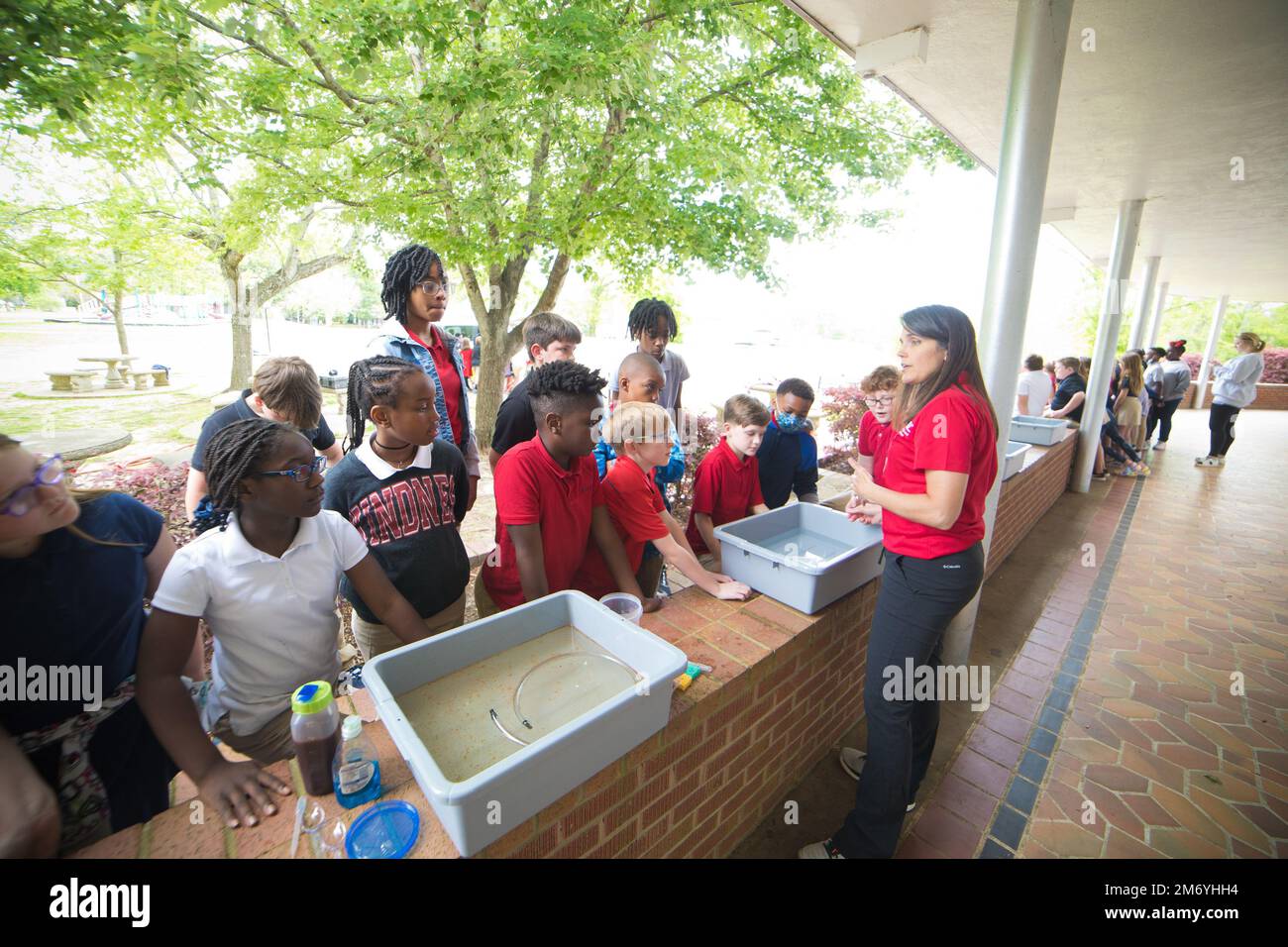 Susan Bailey (rechts), USA Army Engineer Research and Development Center Environmental Laboratory Environmental Engineer, zeigt Studenten der vierten Klasse der Bowmar Avenue Elementary School in Vicksburg, Mississippi, während eines Besuchs am 20. April 2022, um das Bewusstsein für den Earth Day zu schärfen, die Auswirkungen einer Ölpest auf ein Gewässer. (USA Foto des Army Corps of Engineers) Stockfoto